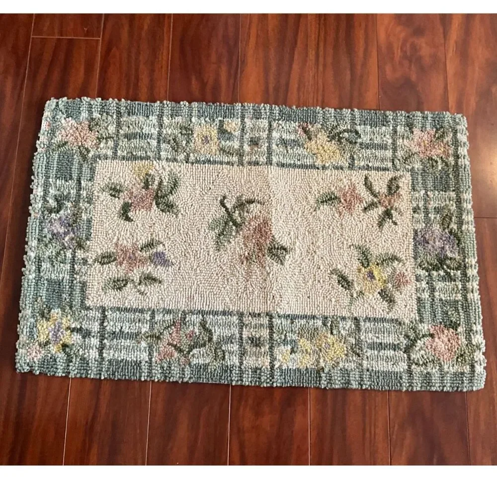Beautiful vintage floral hook rug 18 1/2
